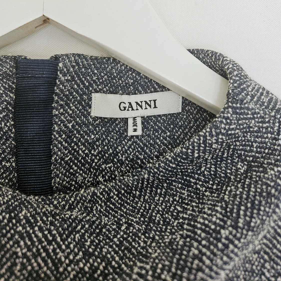 Grå klänning från Ganni