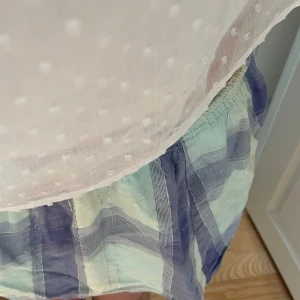 Kjol i lila/blå och gröna nyanser - Säljer en jätte fin kjol i blå/lila och gröna nyanser. De har en elastisk midja för extra komfort. Perfekta för en avslappnad stil.