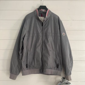 Moncler Windbreaker  - Riktigt fet Moncler Windbreaker, perfekt för våren/sommaren som kommer, Jackan är i ett välvårdad skick och är i storlek S-M, Jackans nypris ligger på runt 7000-8000, här säljer vi den för 1999🙌🏼 Mvh PLUGMANIA👟