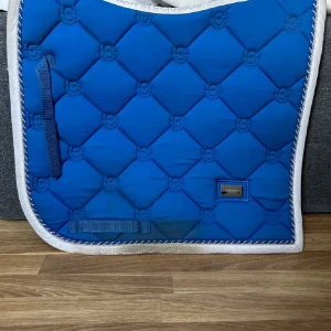 Equestrian Stockholm schabrak - Nästintill oanvänt ES schabrak säljes🩷 Ingår även en nästan ny grimma från källqvist fluff🩷