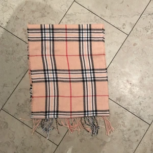cashmere halsduk - Helt oanvänd rutig halsduk i 100% cashmere. Perfekt touch för att snygga till en outfit! Pris 199