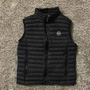 Colmar väst - säljer nu min colmar väst som jag köpte i vintras. västen är inprincip helt ny. storlek 48 vilket passar M-S skulle jag tro.                                   nypris ligger på 3000 men denna köptes för 2200 på rea. pch därför säljer jag för 1100 vilket är riktigt rimligt pris skriv vid minsta lilla fundering