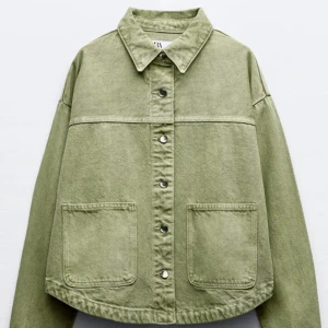 Grön jeansjacka från Zara - Snygg grön jeansjacka från Zara med knappar framtill och två stora fickor. Jackan har en klassisk krage och en avslappnad passform. Perfekt för en cool och avslappnad stil.