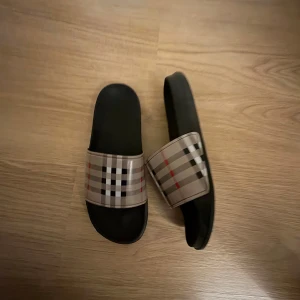 Burberry tofflor  - Burberry tofflor riktigt feta 