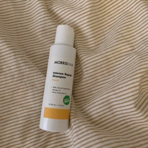 Intense Repair Shampoo från Morris Hair - Intense Repair Shampoo från Morris Hair med 98% naturliga ingredienser. Innehåller moringaolja och rosa mosqueta. Vegansk och perfekt för att reparera skadat hår.