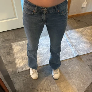 Low waist bootcut jeans  - Jätte snygga jeans från Gina tricot. Lite små defekter (sista bilden) inget som syns. Älskar dessa men använder inte så mycket längre❤️