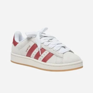 Adidas Campus sneakers i vitt och rött - Snygga Adidas Campus sneakers i vitt med röda detaljer. Skorna har klassiska tre ränder på sidan och en bekväm sula. Perfekta för en avslappnad stil med en touch av retro. De har bara använts nån gång så de är i väldigt bra skick och självklart äkta. Det står i att de är i stl 38 2/3, men passar på mig som har 38. De passar säkert också både en 37a och en 39a. Kontakta mig för fler frågor så svarar jag så snabbt jag kan. Pris går alltid att diskuteras🥰
