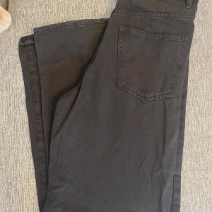 Höga vida jeans - Snygga svarta jeansbyxor med hög midja och vida ben. Byxorna är i storlek 36 men jag skulle säga att dem sitter som en 38.