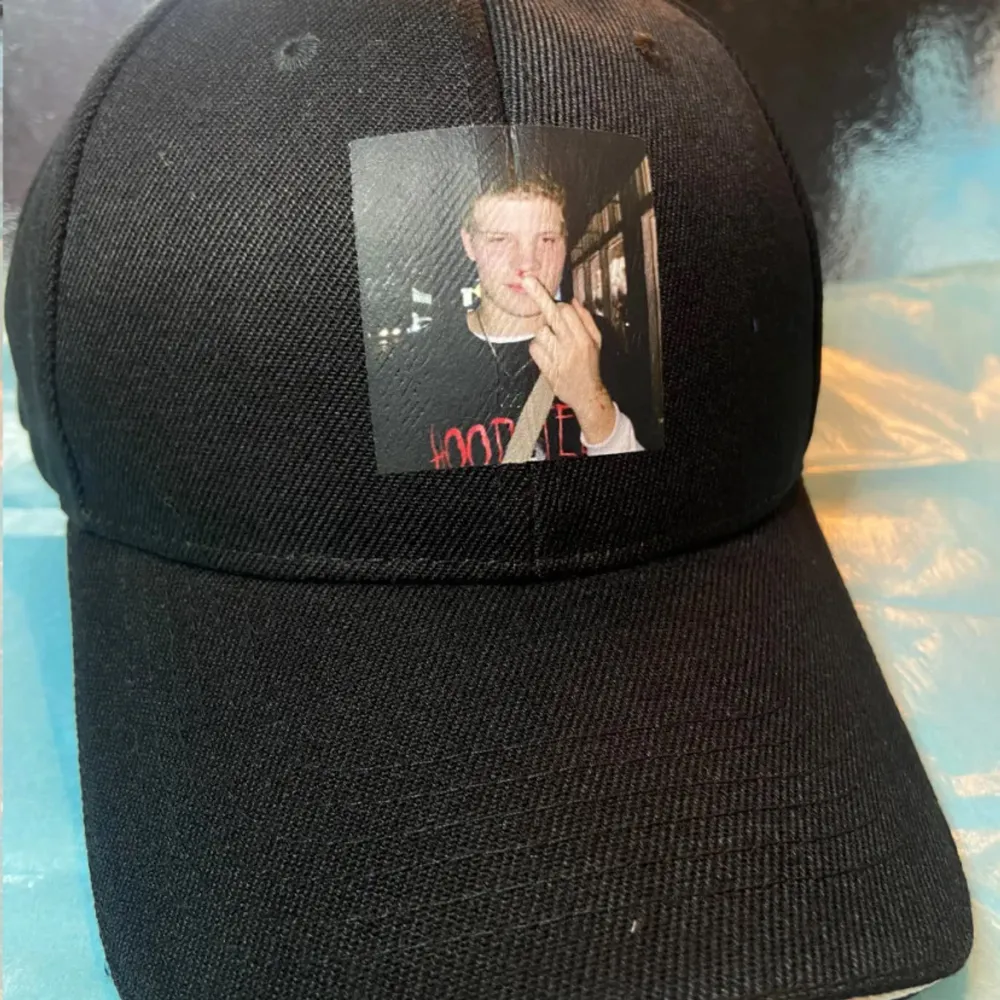 ✨1st keps inspirerad av gtb/sbe! ✨⭐️ Går att justera storlek⭐️ 🩵🥳I varje GTB/SBE beställning av keps ingår det ett slumpmässigt utvalt gtbsbe foto, drain stickers och freebies (godis+klistermärken) 🥳🩵. Asusteet.