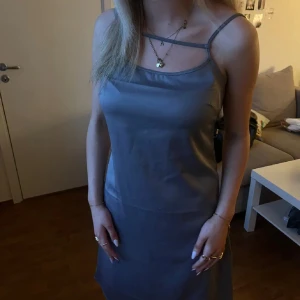 Grå klänning från NA-KD - Grå/silvrig klänning från nakd med snygg rygg i storlek s ☺️☺️