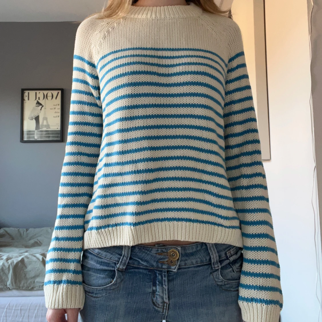 Randig stickad tröja i blått och vitt
