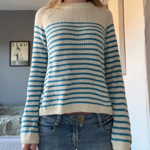 Randig stickad tröja i blått och vitt - Superfin stickad tröja i blått och vitt!