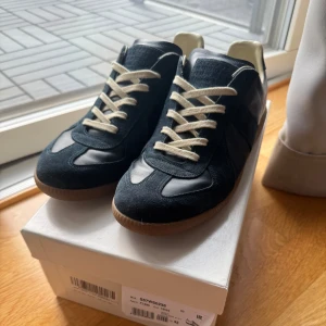 Maison Margiela Skor - Tja, säljer nu dessa snygga Maison Margielas då det inte kommit till användning på ett tag, Skicket är 8/10 man ser ändå användning men har behandlads med kärlek. Priset är ej hugget i sten. Skriv vid minsta lilla fundering 🤩
