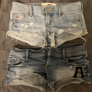 Jeansshorts från Hollister och Abercrombie & Fitch - Två par jeansshorts, ett ljusblått från Hollister och ett mörkare blått från Abercrombie & Fitch med en  A&F-logga.💕💕