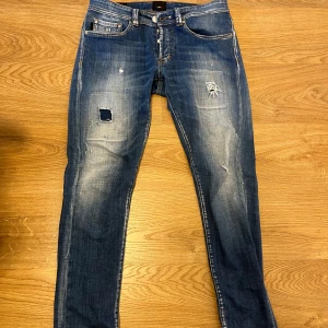 Tramarossa jeans - Säljer nu ett par tramarossa jeans i storlek 31 eftersom dom är för stora för mig. En knit i gylfen är sönder som visas på sista bilden annars riktigt bra skick.PRIS KAN DISKUTERAS!!