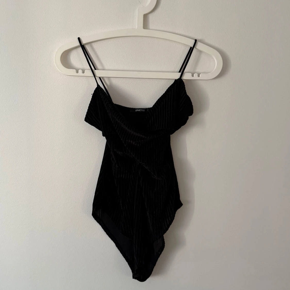 Svart baddräkt med tunna axelband