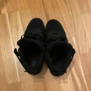 Svarta Nike Air Jordans - Säljer ett par svarta Nike Air Jordan 4. Storlek 42, säljer dem för att dem inte passar. 