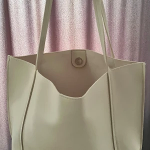 Vit väska  - En vit ganska stor väska som rymmer med det mesta. 