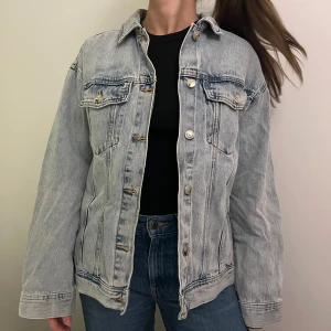 Jeansjacka i ljus tvätt - Snygg jeansjacka som sitter lite löst i super snygg tvätt och fint skick! Storlek small. Perfekt till våren 😍