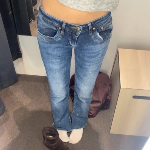 Blå jeans från LTB - Säljer mina favoritjeans “Valarie” från LTB, då dom blivit för små. Har klippt upp jeansen lite, men passar perfekt på mig som är 163! Pris kan diskuteras🥂🥂