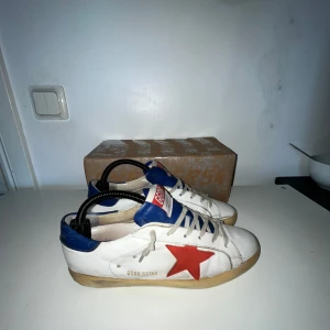 Golden goose  - Säljer dessa riktigt feta golden goose superstar🤩 skorna är i mycket bra skick👌 strl 40-41, öppen för frågor. TAR BYTEN