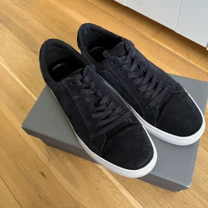 Vagabond skor - Svarta/mörkblå vagabond skor i storlek 43