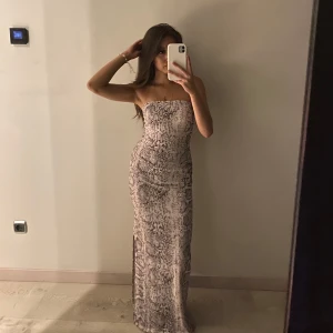 Snake printed klänning från Bershka - Säljer denna skönhet som är i toppskick, inga tecken på användning trots att jag burit den flera gånger. Nu känns det rätt att låta någon annan få njuta av denna vackra klänning! 🌸