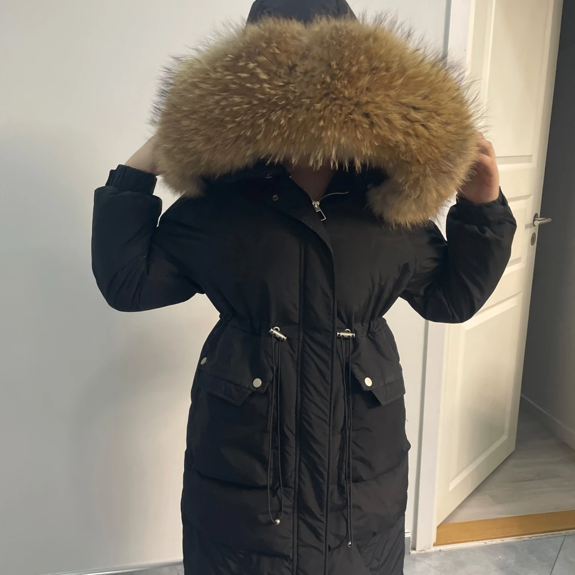 Svart parkajacka med pälsdetaljer - 1