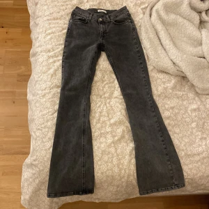 Grå bootcut jeans från Gina Tricot  - Snygga grå bootcut jeans med låg midja. Knappt använda💕