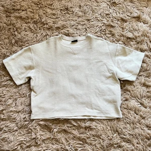 Beige t-shirt - Beige t-shirt som är oversize.