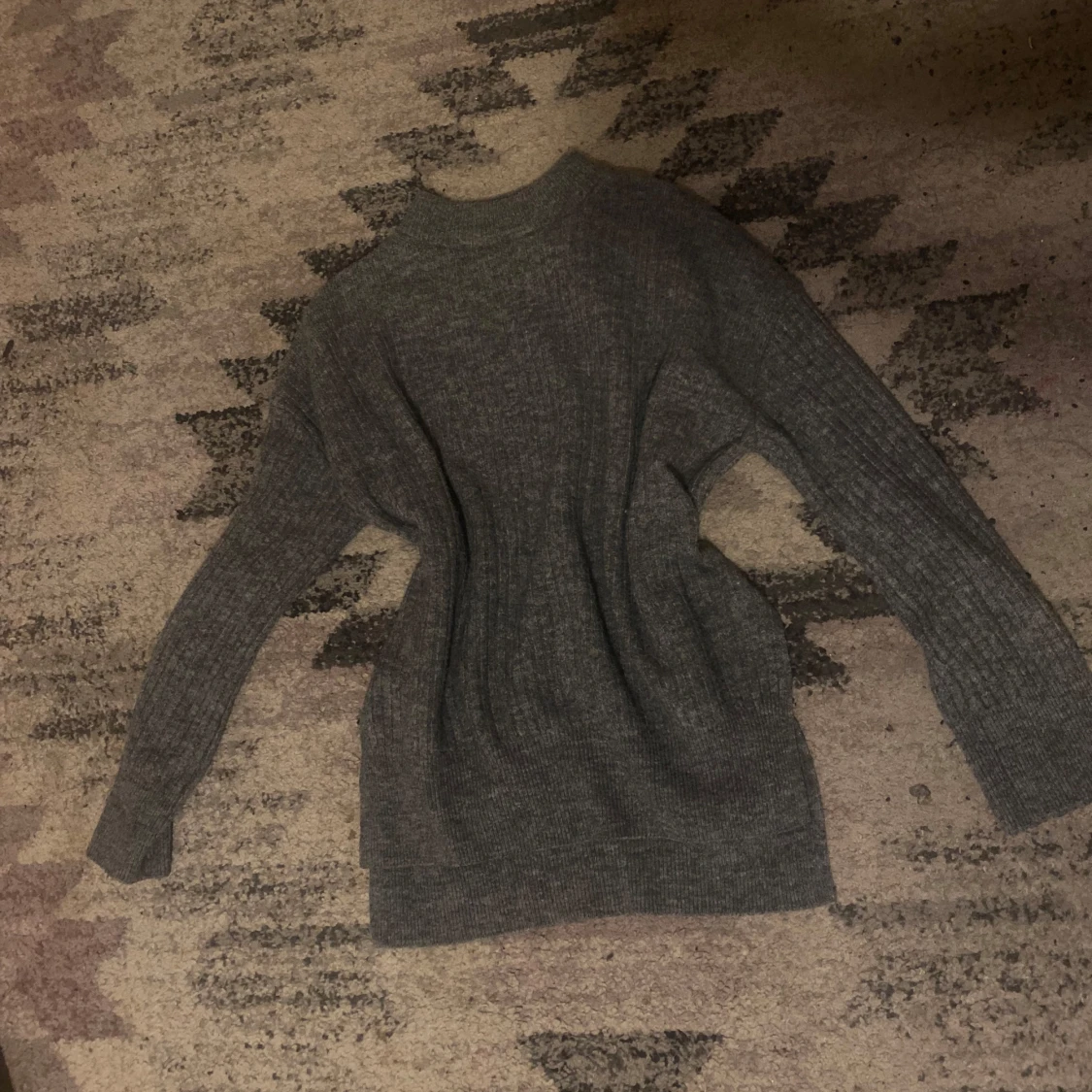 Grå stickad tröja