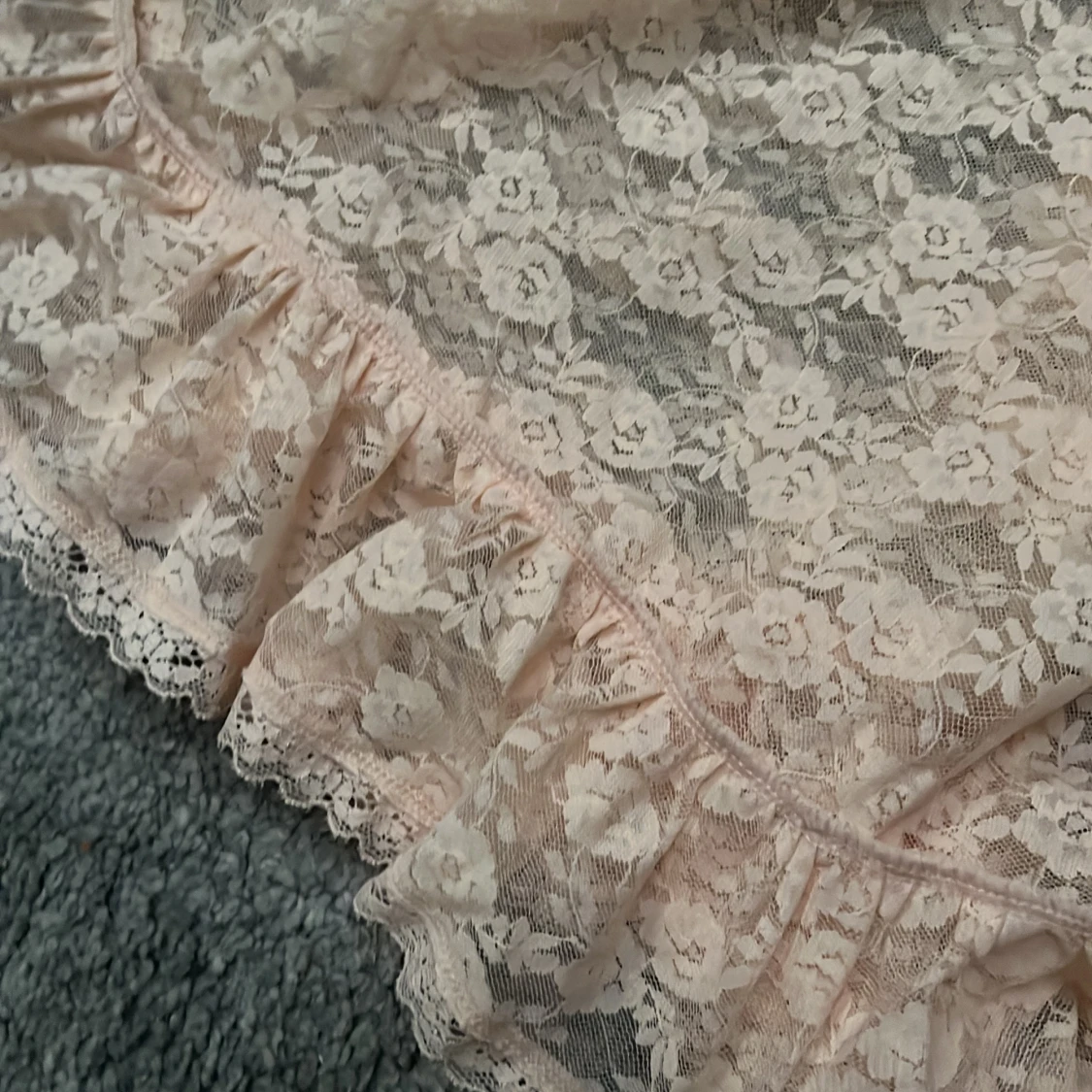 Beige spetsklänning från H&M - 1