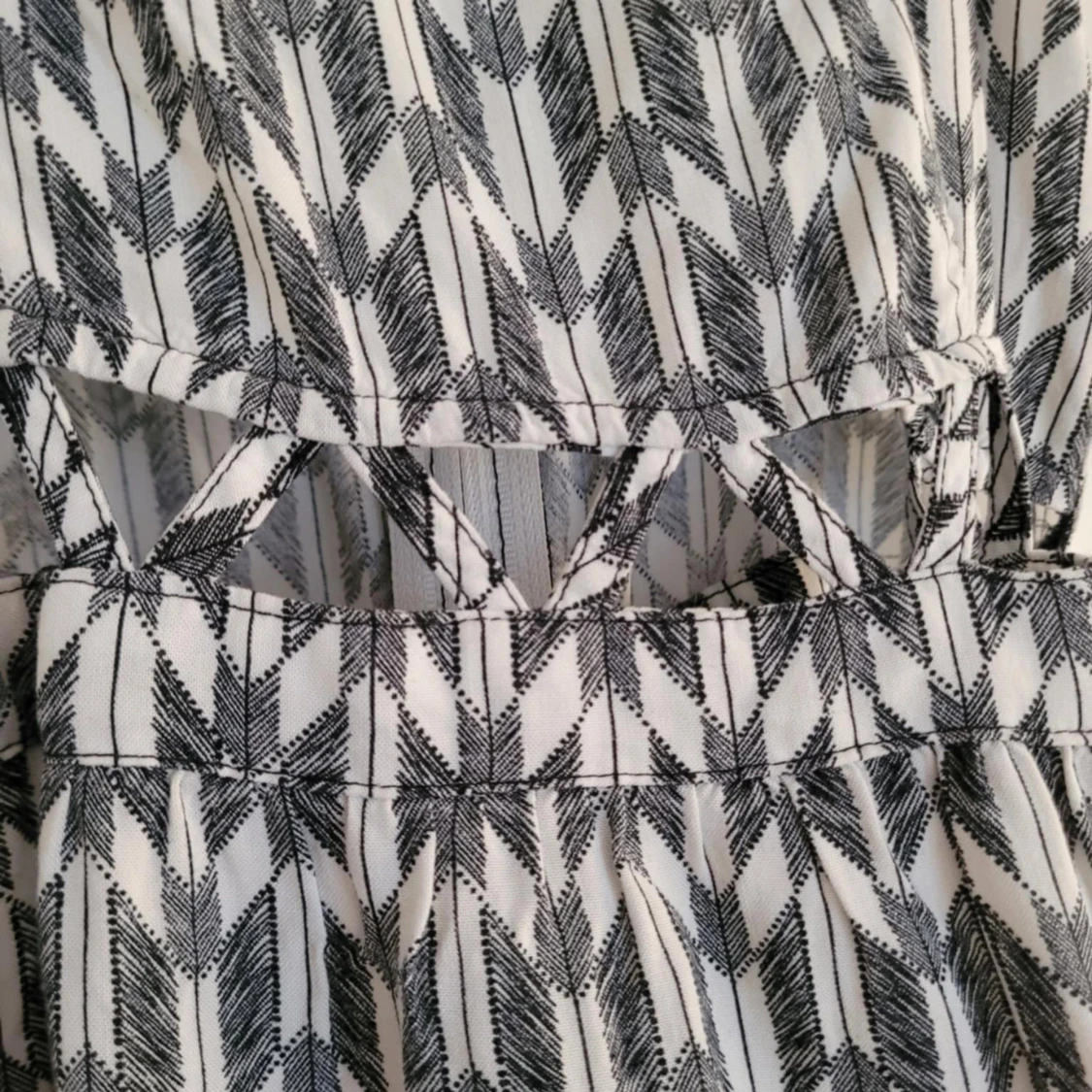 Mönstrad klänning med smala axelband - 1