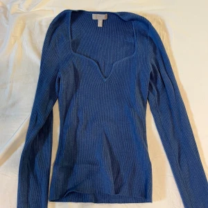 Blå långärmad tröja från HM - Säljer denna sköna långärmade tröjan från HM. Tjockt och bekvämt material, fin ringning. Storlek S. Oanvänd 