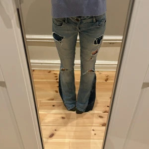 Slitna jeans - Ljusblå jeans med slitningar utsydda med stjärntyg⭐️Midjemått rakt över är 36💕