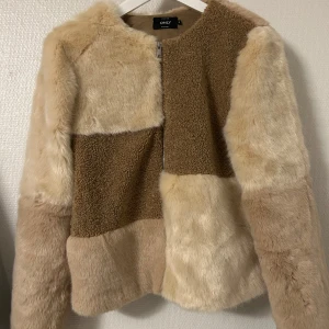 Jacka från Only - Säljer min skitsnygga jacka från Only. Jackan är i nyskick, inga defekter eller något och den finns inte att få tag på eftersom den inte säljs längre. En väldigt sällsynt jacka som jag aldrig sett någon annan ha på sig. Skulle gissa på att nypris är över 1000kr