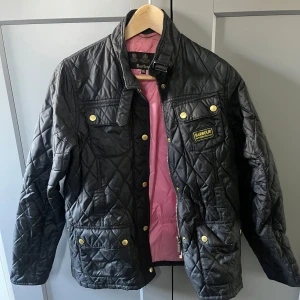 Svart jacka från Barbour - Jacka från Barbour. Bra skick! 