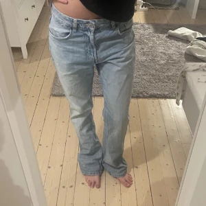 Zara jeans  - Så snygg jeans från Zara i ljus färg💙slutsålda på deras hemsida!!