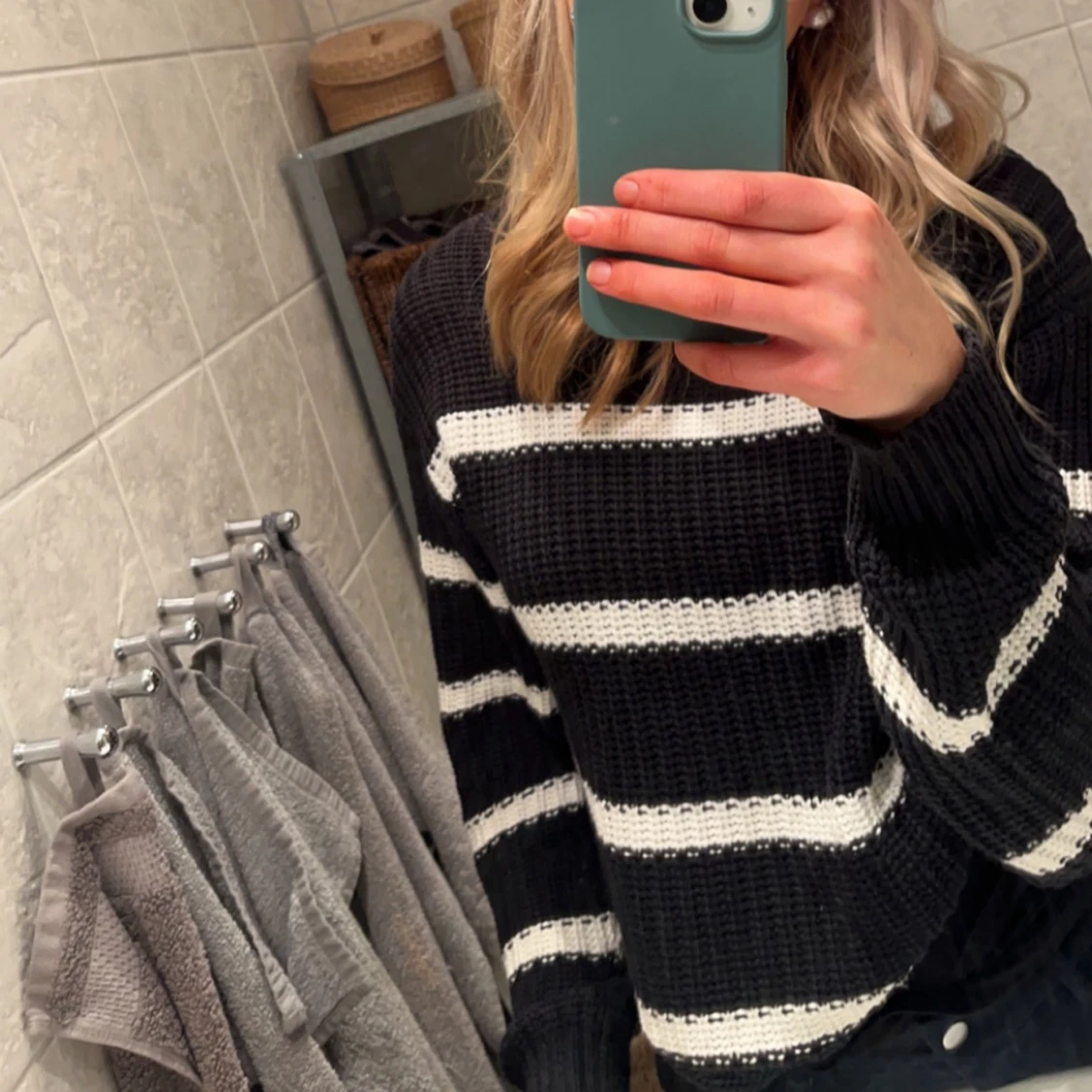 Svart och vit randig stickad tröja