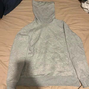 Tjock tröja med lång hals  - Jätte skön tröja med fordring vid halsen storlek M från H&M