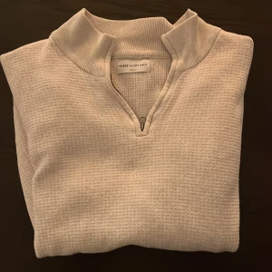 Vit/beige tröja med dragkedja från These Glory Days - Tja, Säljer en fin vit/beige tröja från These Glory Days. Tröjan ligger mer eller mindre i ny skick. Priset är inte hugget i sten. Priset kan sänkas vid snabb affär. Skriv till mig om du har några frågor. Mvh Hugo