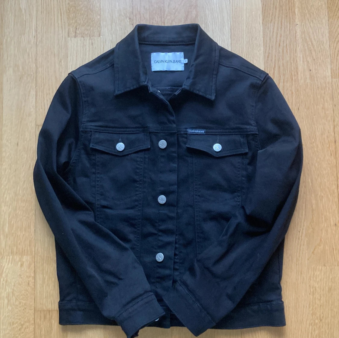 Svart jeansjacka från Calvin Klein