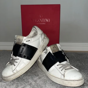 Valentino skor - Ett par tvärfeta valentino skor i dam-modell. Skorna är i storlek 39.5 och passar perfekt nu till sommaren. Skorna är köpta för 7500kr men säljer för endast 1299kr. Box tillkommer även. Skorna är i använt skick men fortfarande extremt snygga! Tveka inte på att höra av er vid diskutering av pris, frågor eller funderingar! Mvh:)