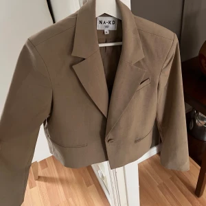 Kavaj från NA-KD - Beige croppad kavaj från Nakd