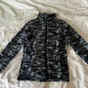 Camouflage fleecejacka från Columbia - Köpt second hand men ändå i bra skick, sitter som en S på mig (160 cm) ❤️