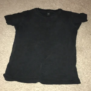 Svart t-shirt från SOC - Säljer en enkel och stilren svart t-shirt från SOC. Perfekt för en avslappnad look eller träning. T-shirten har korta ärmar och en rund halsringning.