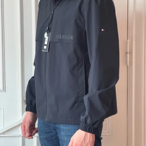 Tommy hilfiger skaljacka - Skön hilfiger jacka i storlek L. Den är helt ny med lappen kvar. Ej använd då jag haft andra jackor. Denna är perfekt till vardags eller att chilla med på båten året runt. Tveka inte på att höra av dig vid fler frågor!