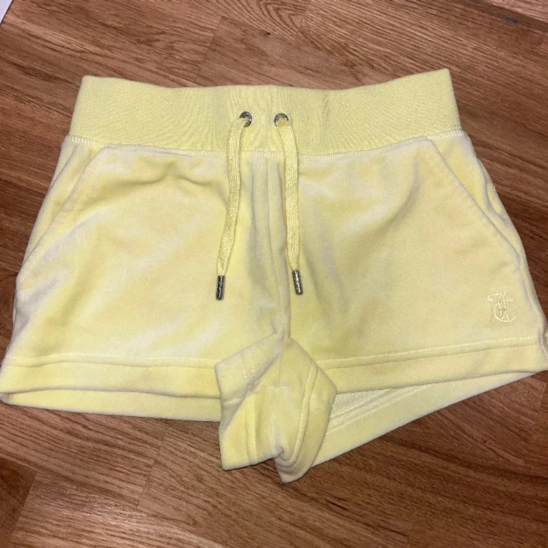 Gula shorts från Juicy Couture