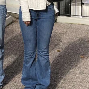 Blå bootcut jeans - Snygga blå bootcut jeans med hög midja. De har en klassisk femficksdesign och är tillverkade i ett slitstarkt denimtyg. 