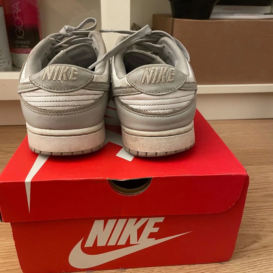 Grå och vita Nike sneakers - 1